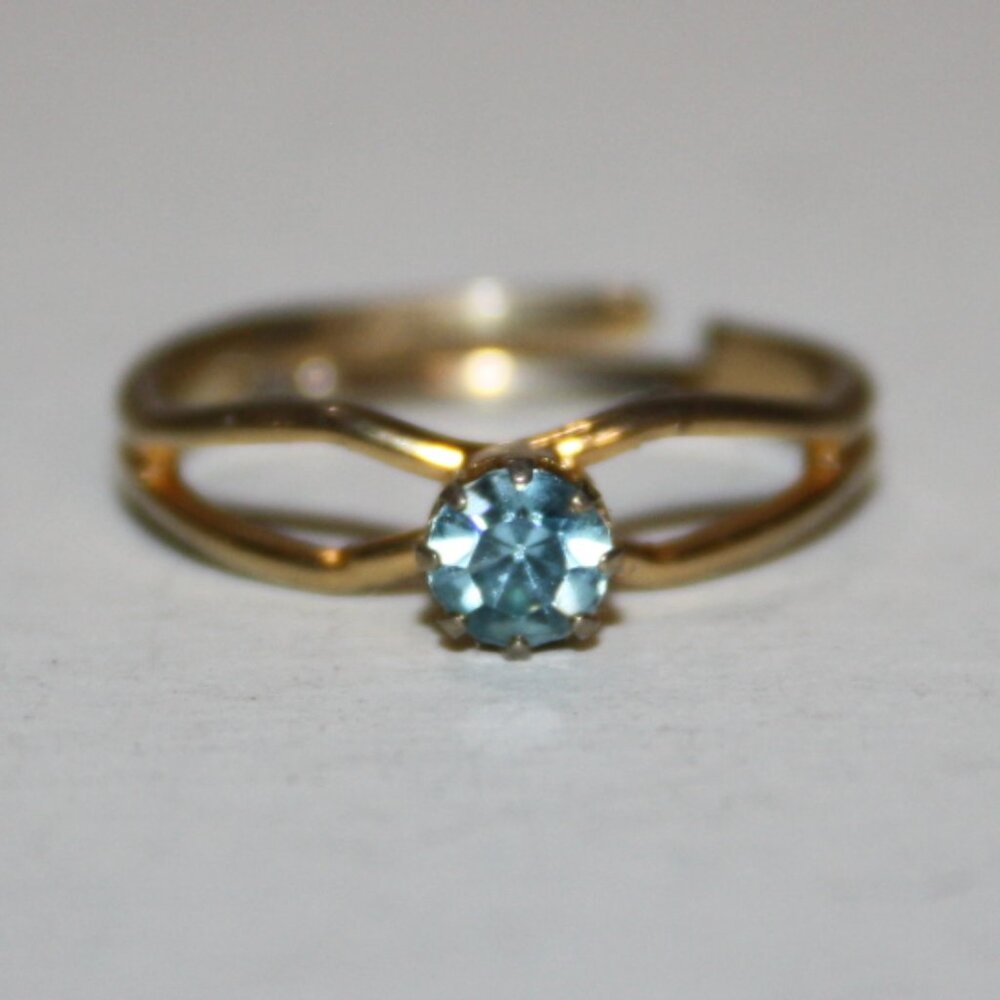 💙 Beautiful Gold Ring with Blue Rhinestone – Adjustable Size 5–6 Petite Glam ·